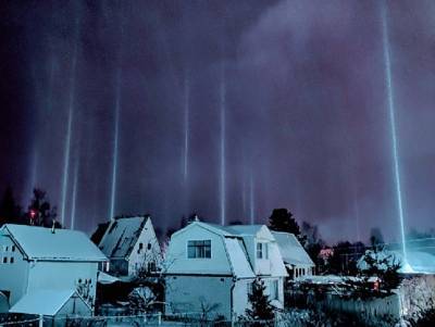 Фото: над Всеволожском заметили редкое и красивое явление – световые столбы