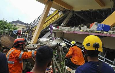 Землетрясение в Индонезии разрушило больницу. Под завалами находятся люди