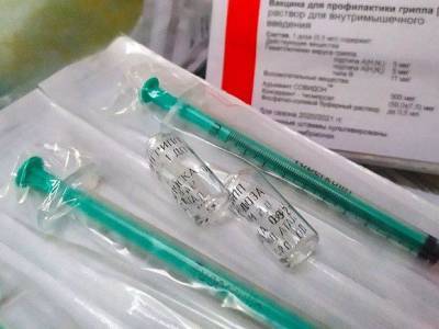 Петербуржцы не могут дозвониться до пунктов вакцинации