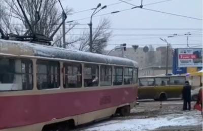 В Киеве на Троещине трамвай сошел с рельсов