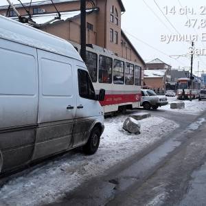 Возле запорожского рынка припаркованный автомобиль заблокировал движение трамваев. Фото
