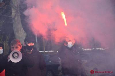 В Одессе с файерами протестуют против повышенных тарифов: перекрыли дорогу (видео)