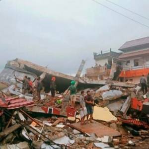 Растет число жертв землетрясения в Индонезии: найдено 34 тела