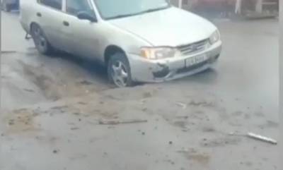 В Астрахани автомобиль чуть не ушел под землю
