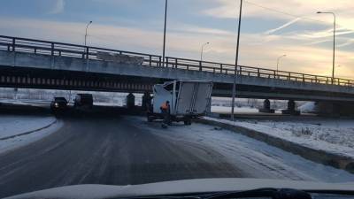 Двухсотый по счету грузовик застрял под «мостом глупости» в Санкт-Петербурге