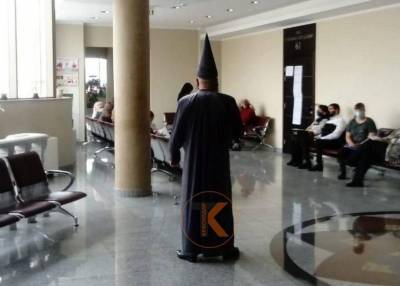 Мужчину в костюме волшебника выгнали из суда в Краснодаре