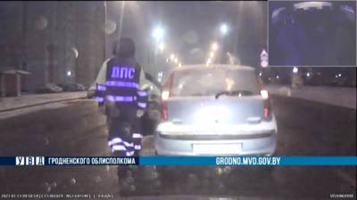 Машина заглохла посреди дороги. Как сотрудники ГАИ помогают водителям в мороз