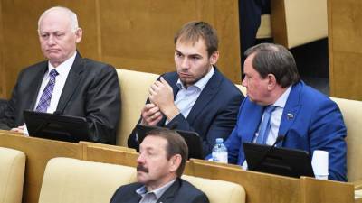 Шипулин - о работе в Госдуме: "Люди оскорбляют не только меня, но и моих близких. После такого опускаются руки"