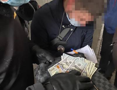 В Киеве на взятке в $2 тыс поймали чиновника: Обещал договор