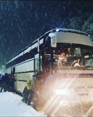 Автобус с астраханскими туристами завяз в снегах Домбая