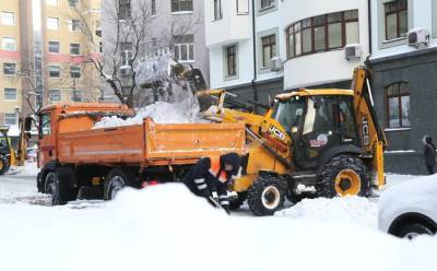 В Москве продолжают устранять последствия снегопада