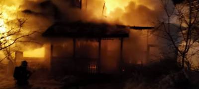 Огонь до небес - горящий дом в поселке Карелии тушили пожарные из четырех населенных пунктов (ФОТО)
