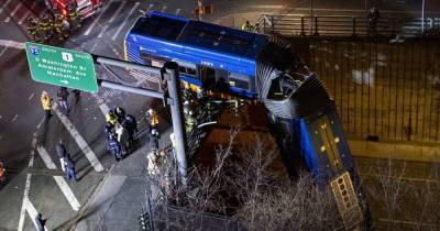 Девять человек оказались в больнице: в Нью-Йорке автобус слетел с эстакады и завис над дорогой (4 фото)