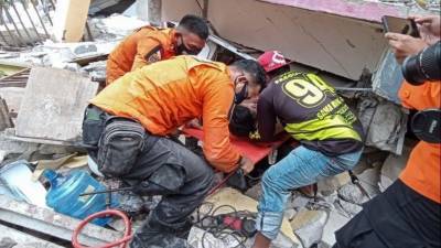 Вызванный землетрясением оползень разрушил больницу в Индонезии — видео