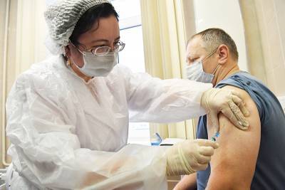 Глава Минздрава призвал сделавших прививку носить маски
