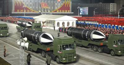 КНДР показала на параде баллистическую ракету подводного базирования