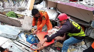 В Индонезии из-за землетрясения эвакуировали около 15 тысяч жителей