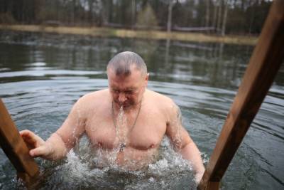 Петербуржцам посоветовали прийти в храмы вместо купаний в проруби в Крещение