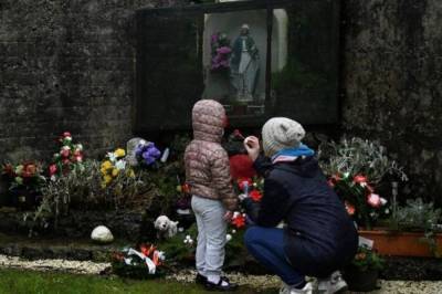 Смерти тысяч детей и унижение бедных матерей: В Ирландии раскрыли правду о католических приютов