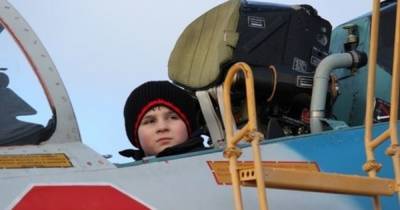 Посидел в настоящем истребителе: Балтфлот исполнил мечту 11-летнего мальчика из детдома