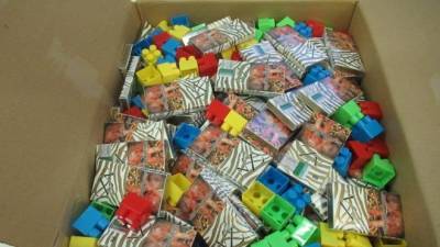 Таможенники обнаружили около 17 тысяч пачек сигарет в детских посылках