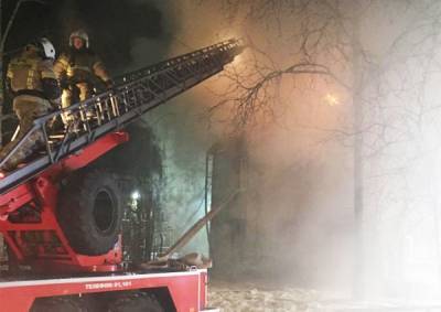 Прокуратура Югры проводит проверку из-за пожара в "деревяшке", где пострадали люди