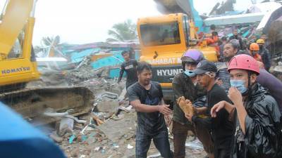 В Индонезии эвакуировали около 15 тыс. человек из-за землетрясения