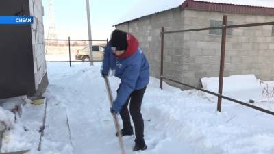 В Башкирии волонтеры помогают пенсионерам расчистить дворы от снега