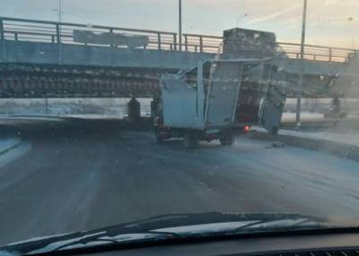 В Петербурге под "мостом глупости" лишился кузова 200-й грузовик