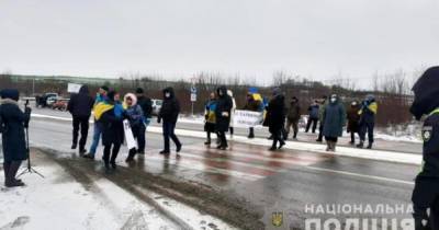 Участники "тарифного протеста" перекрыли автотрассу на Буковине (ФОТО)