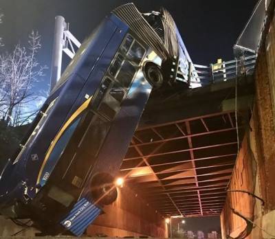 В Нью-Йорке автобус пробил ограждение и передней частью упал с моста (ВИДЕО)