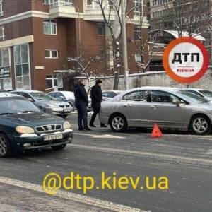 В центре Киева столкнулись девять автомобилей. Фото
