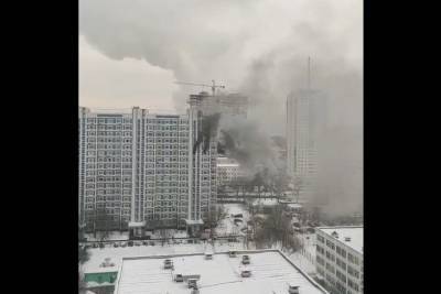 В Москве горит жилая многоэтажка: люди из окон просят о помощи