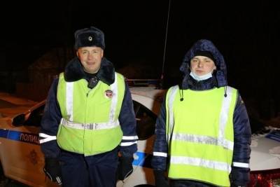 Псковские полицейские помогли женщине-водителю потушить машину