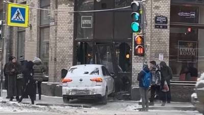 Иномарка протаранила кофейню в центре Петербурга