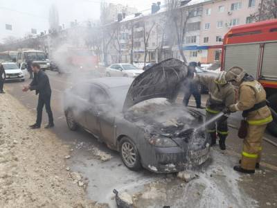 Водитель спасся из загоревшейся в центре Липецка «Мазды»