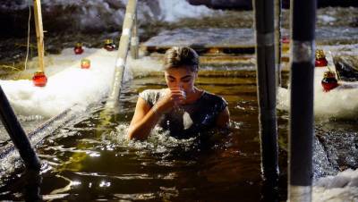 МЧС предостерегает россиян от употребления алкоголя перед крещенскими купаниями