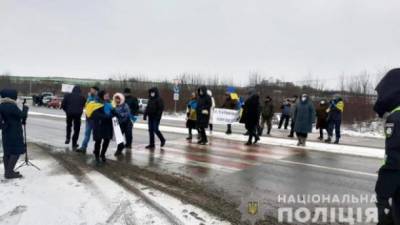 "Тарифные протесты": жители Черновицкой области перекрыли трассу на Житомир