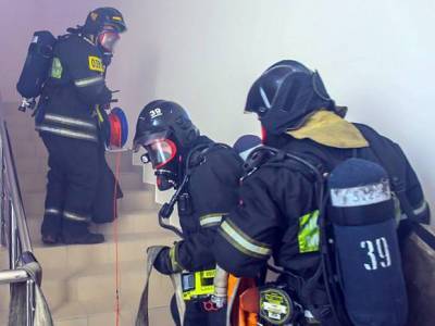 Семь человек спасены при пожаре в многоэтажке на западе Москвы