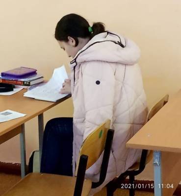 В уральском поселке школьники сидят на уроках в куртках из-за холода в здании