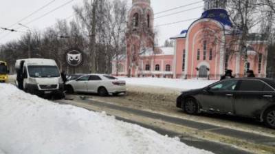 На улице Рахманинова в Пензе маршрутка попала в ДТП