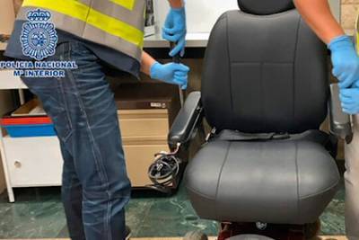 Пассажир-инвалид спрятал под собой килограммы кокаина и попался в аэропорту