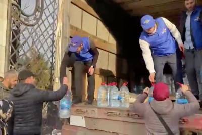 Фонд «Инсан» организовал раздачу бутилированной воды в Буйнакске