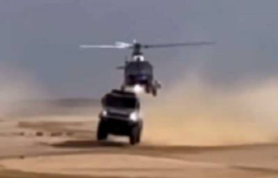 На ралли «Дакар-2021» грузовик «КАМАЗ» допрыгнул до летящего вертолета (ВИДЕО)