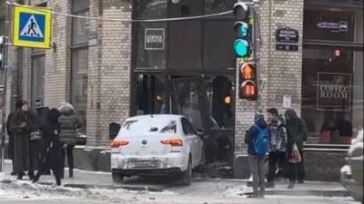 В Петербурге иномарка врезалась в кофейню