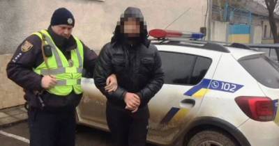Душил шарфом и вырвал из рук мобильный: в Одесской области клиент напал на таксиста и угнал его авто