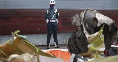 В Индонезии нашли оба "черных ящика" самолета, который разбился возле Джакарты: один из них поврежден