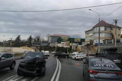В Сочи на мокрой дороге произошло ДТП с участием трех авто