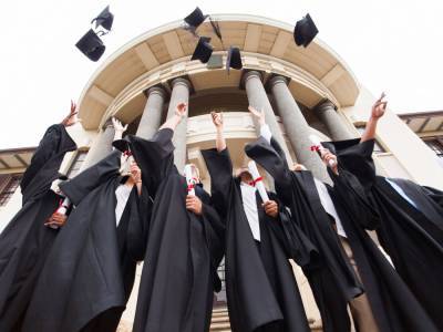 С этого года выпускники вузов в Украине не будут получать "красные дипломы" – Минобразования
