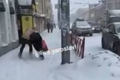 На центральной улице Ярославля голый мужчина пытался задушить девушку